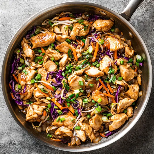 O tigaie cu Moo Shu Chicken.