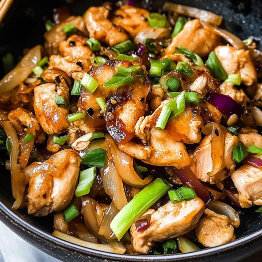 Un bol cu Moo Shu Chicken.