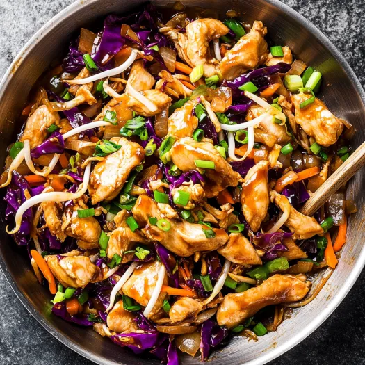 Un bol cu Pui Moo Shu.