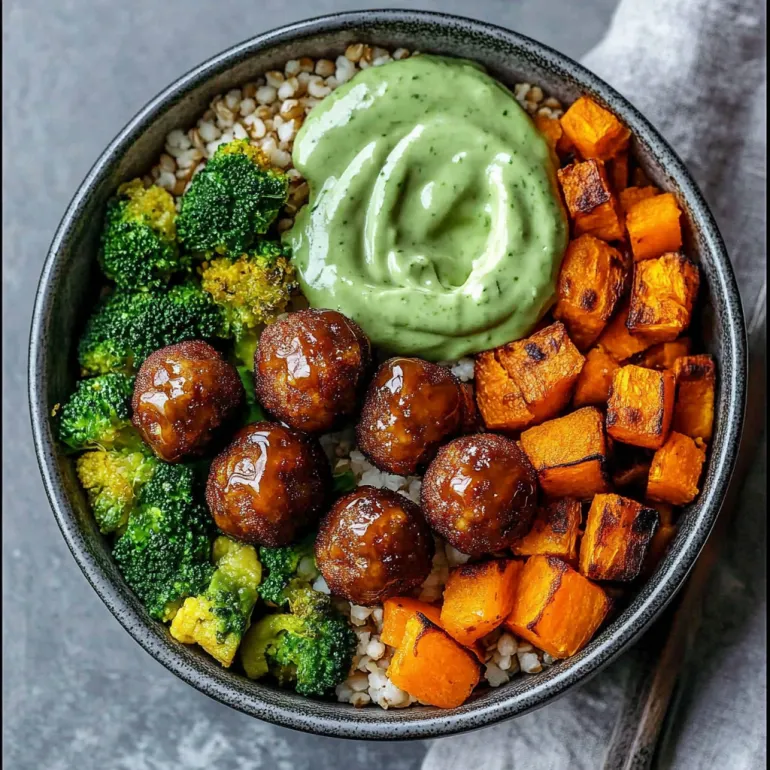 Un bol cu chiftelute, sos verde si broccoli.