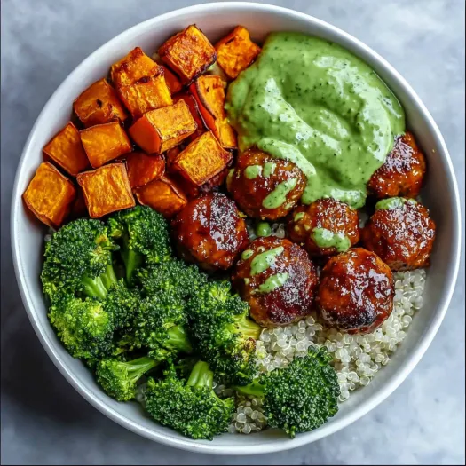 Un bol cu chifteluțe, broccoli și avocado.