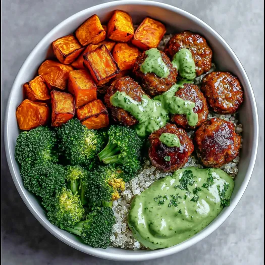 Un bol cu chifteluțe și sos verde, lângă broccoli.