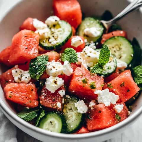 Un bol cu salată de pepene, castravete și feta.