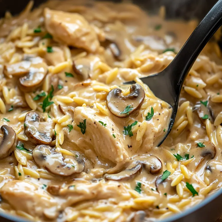 Un bol cu orzo de pui Marsala.