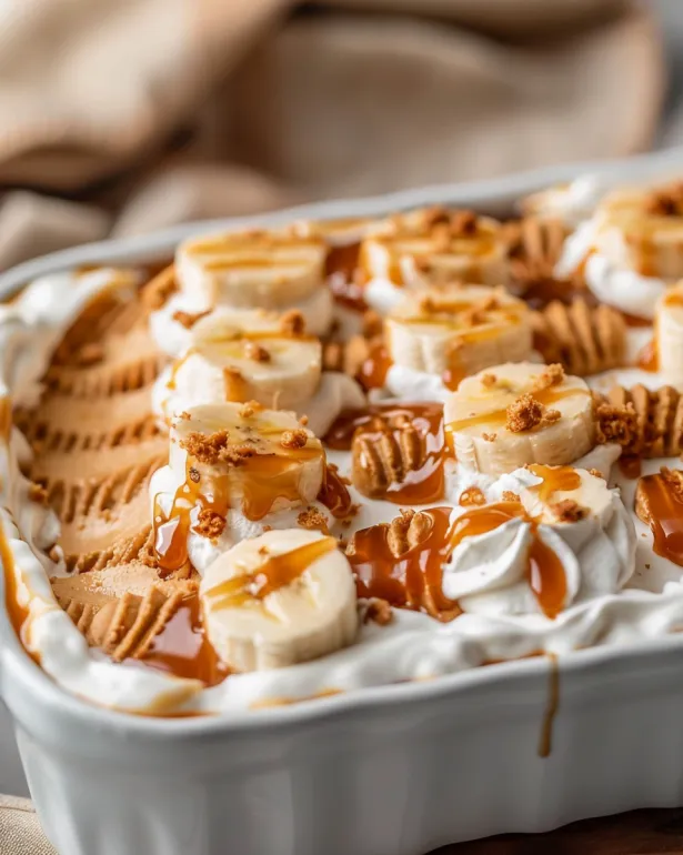 Un desert cu banane și caramel.