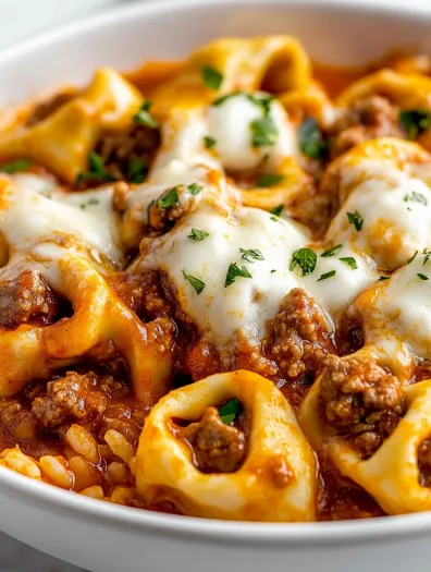 O porție de tortellini cu carne și brânză pe farfurie.